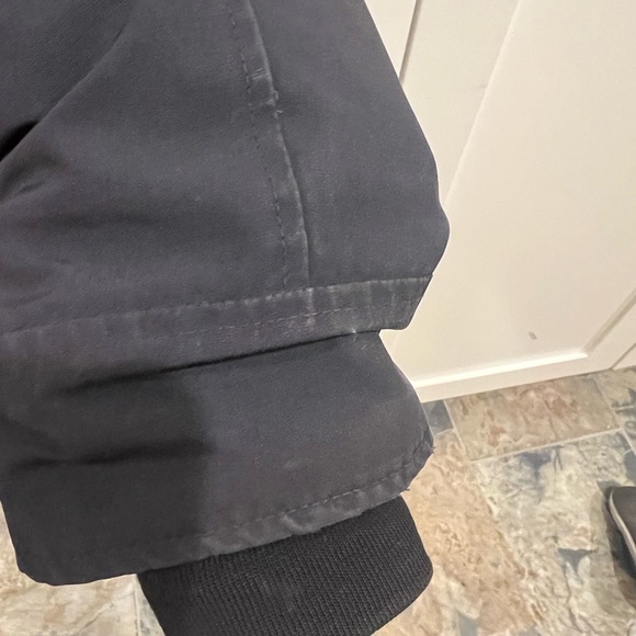 Canada Goose Men's Parka, Navy, size Large! - Picture 4 of 4